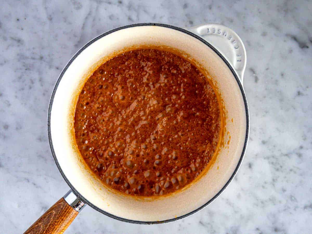 Panna fresca aggiunta al caramello.