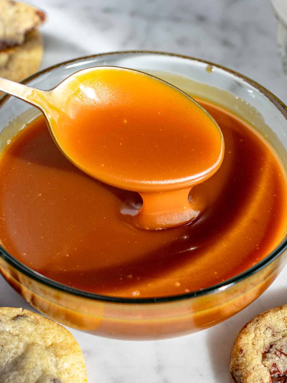 Caramello salato in una ciotola con un cucchiaio.
