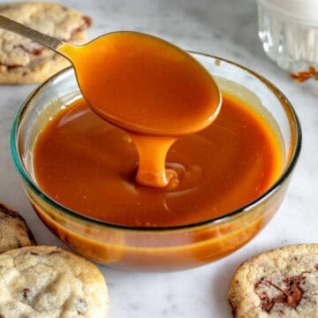 Caramello salato in una ciotola di vetro con un cucchiaio.