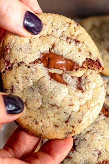Mani che tengono una cookie.