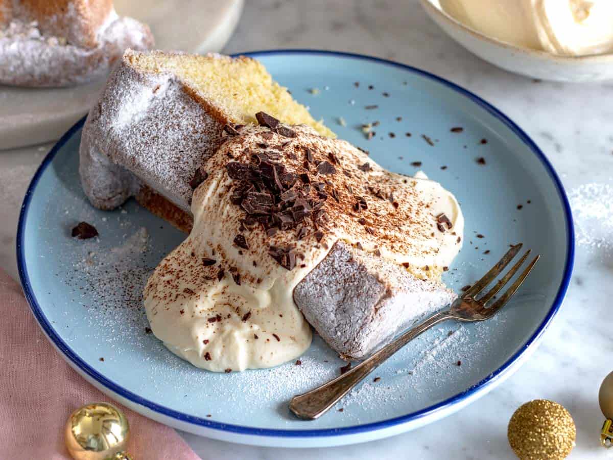 Crema al mascarpone su una fetta di pandoro con cacao amaro e cioccolato fondente.