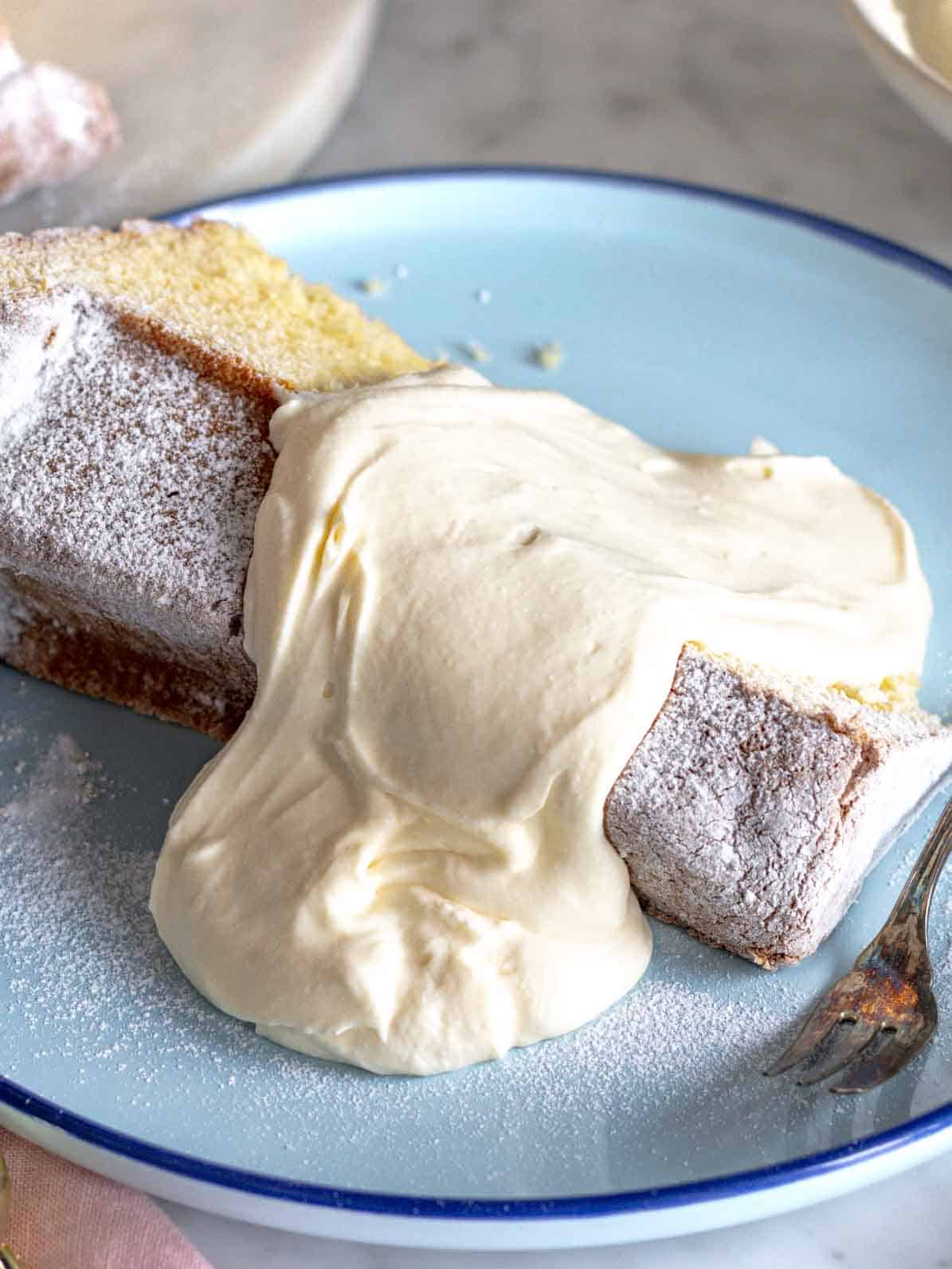 Crema al mascarpone con pandoro sul piatto blu.