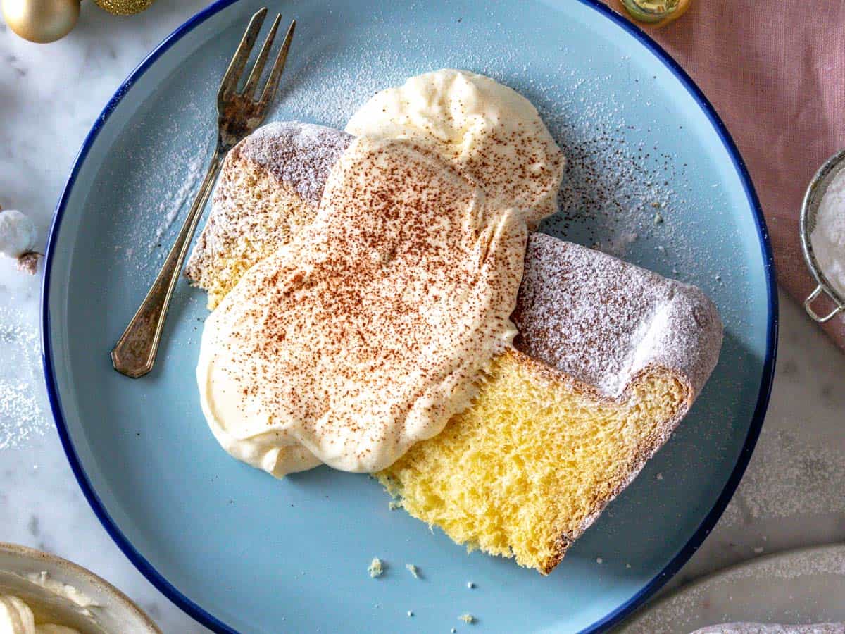 Crema al mascarpone su una fetta di pandoro.
