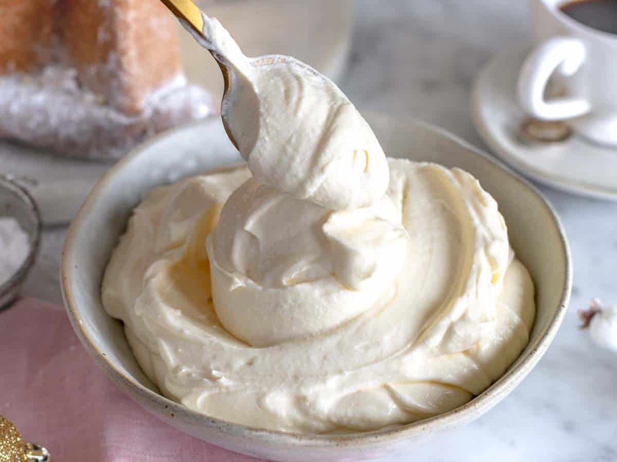 Crema al mascarpone in una ciotola.