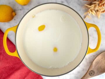 Latte messo a scaldare con scorza di limone.