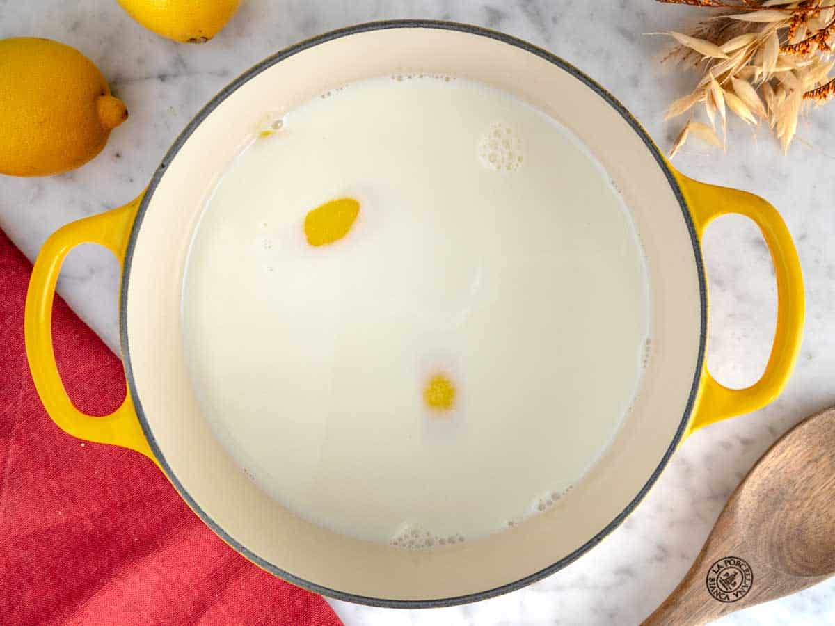 Latte messo a scaldare con scorza di limone.