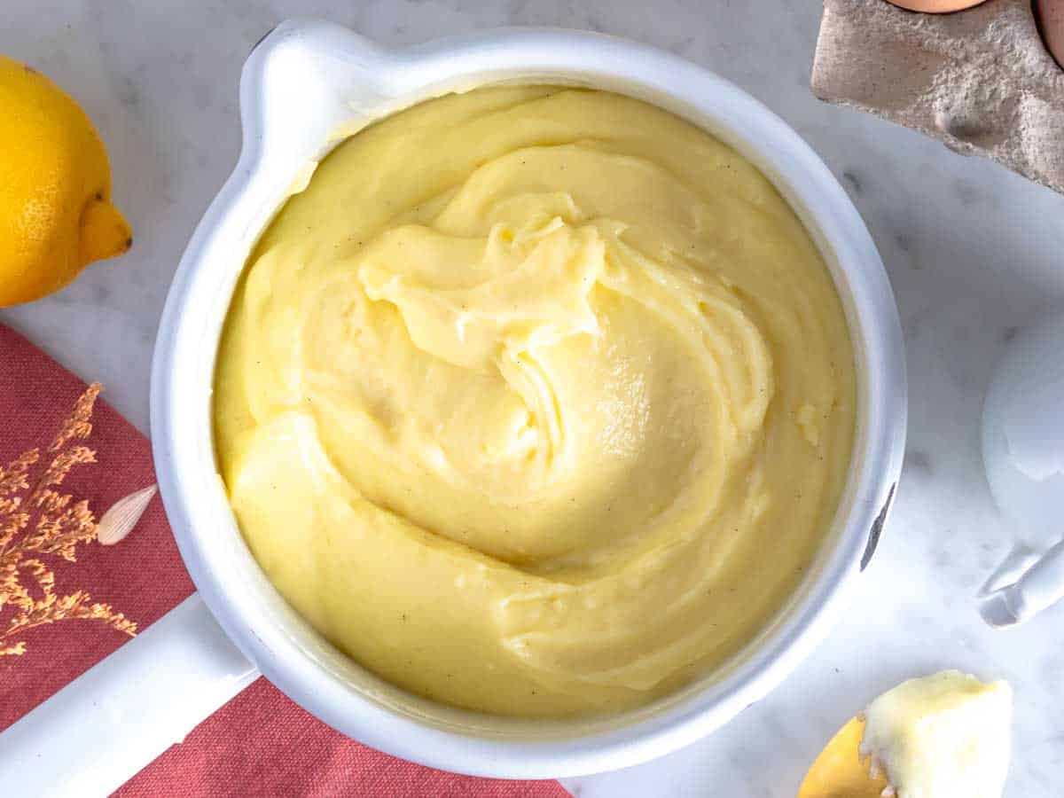Crema pasticcera in un pentolino.
