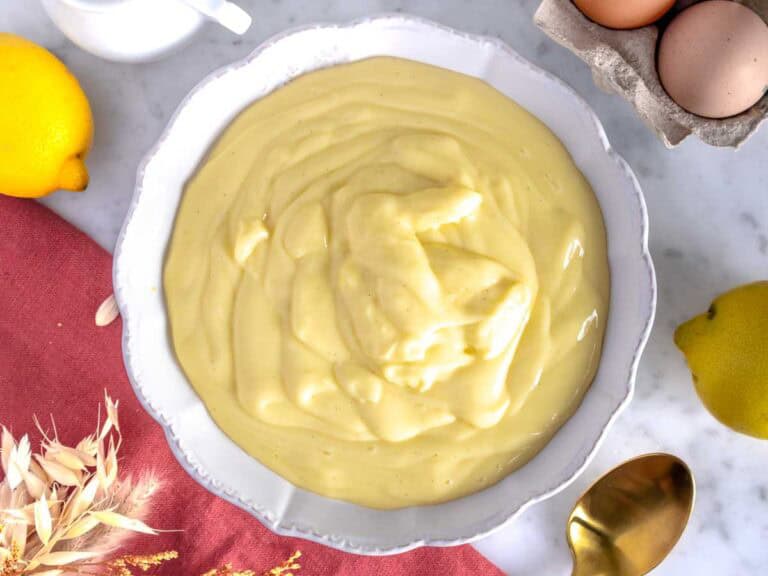 Crema pasticcera pronta in una ciotola bianca.