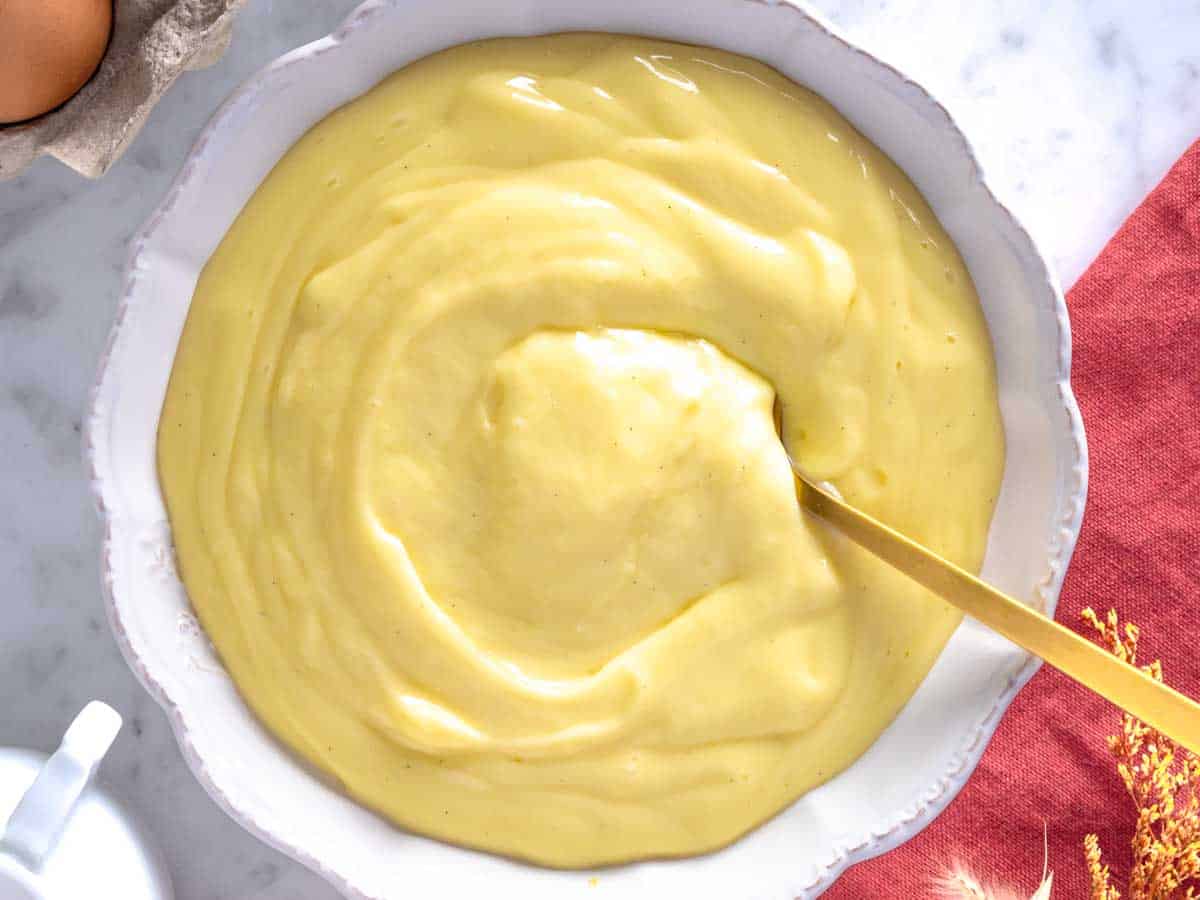 Una cucchiaiata di crema pasticcera.