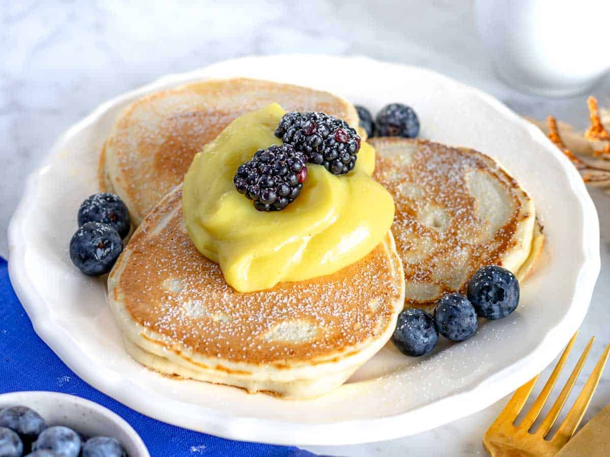 Pancakes americani con crema pasticcera e more.