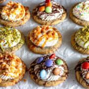 Crumbl cookies con i topping.