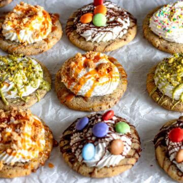 Crumbl cookies con i topping.