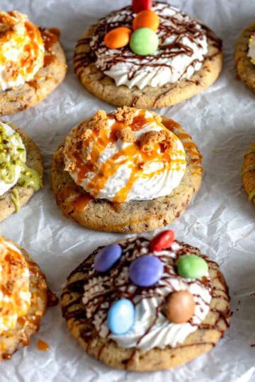 Crumbl cookies con i topping.