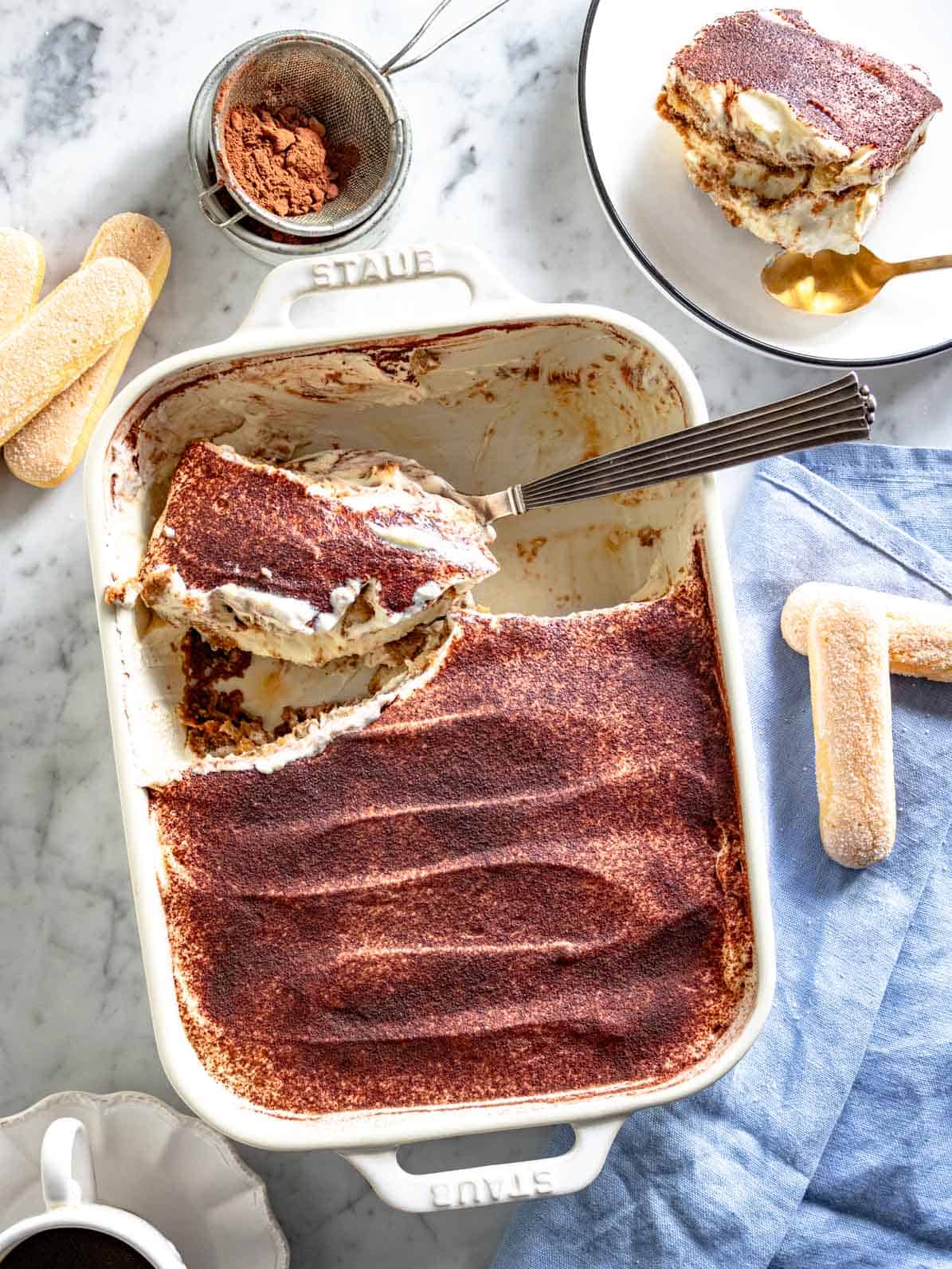 Tiramisù classico fatto in porzioni con un cucchiaio.