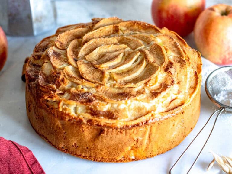 La torta di mele si raffredda dopo la cottura.