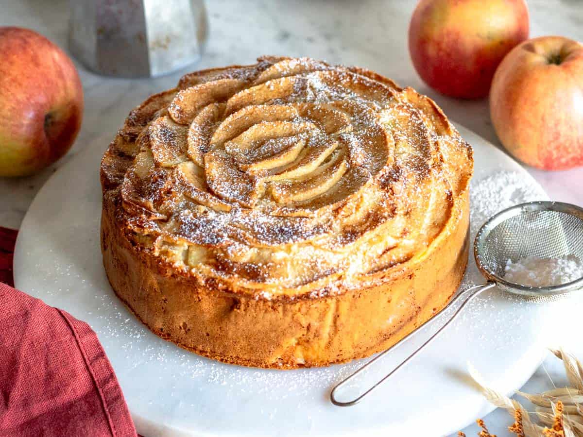 Torta di mele con zucchero a velo e una moka.