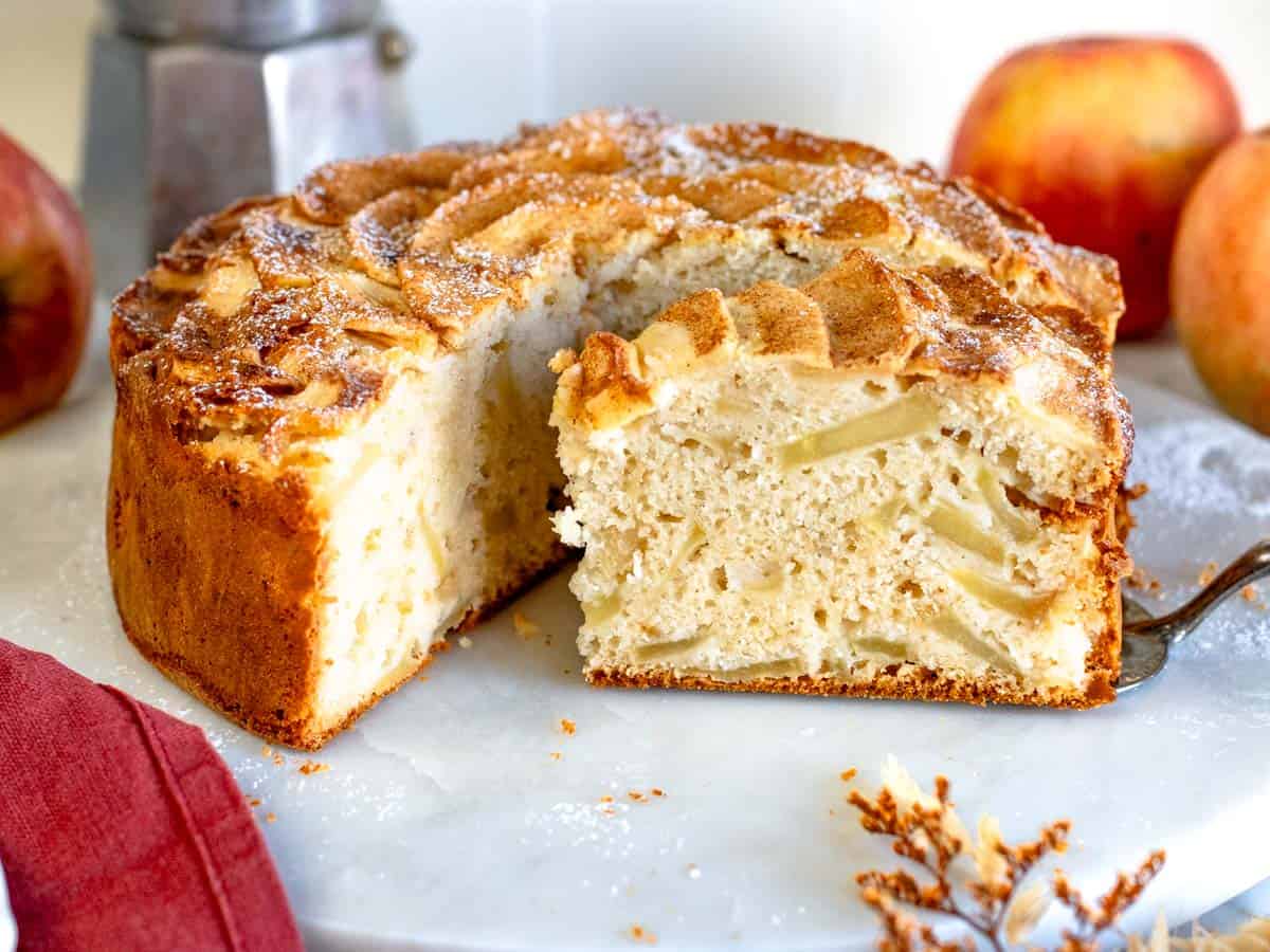 Torta di mele con fetta di torta di mele pronta per essere servita.