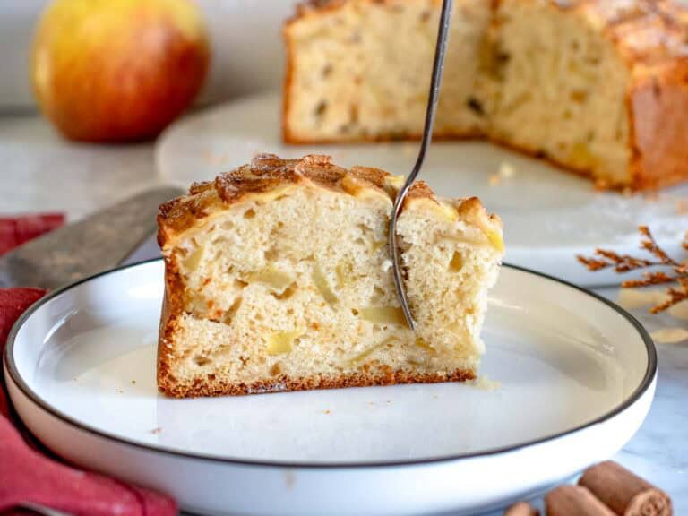 Una fetta di torta di mele e una forchetta.