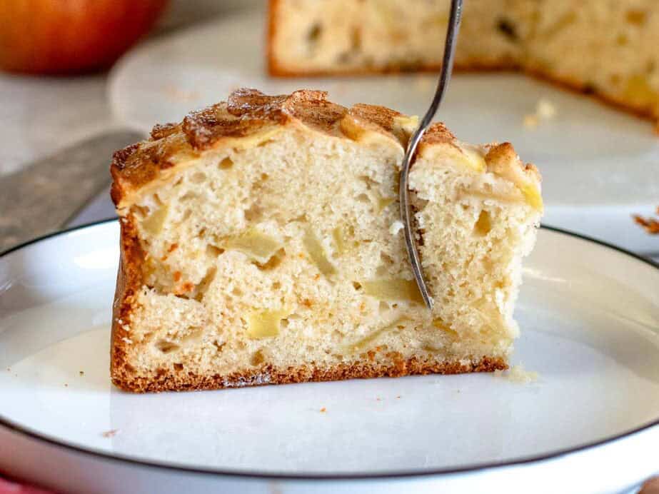Una fetta di torta di mele e una forchetta.