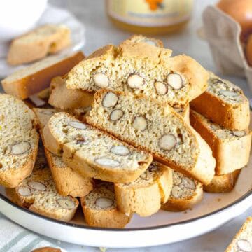 Cantucci con le mandorle sul piatto bianco.