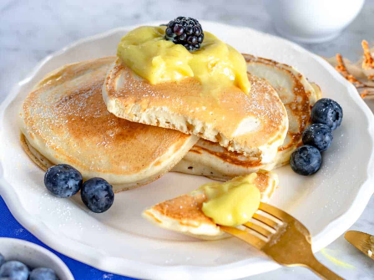 I pancake con crema pasticcera e mirtilli.