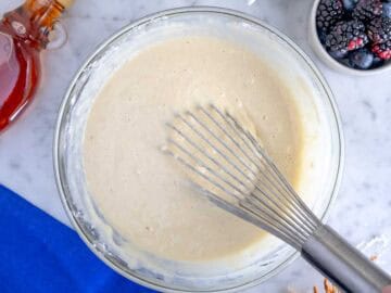Pastella per pancake in una ciotola di vetro.