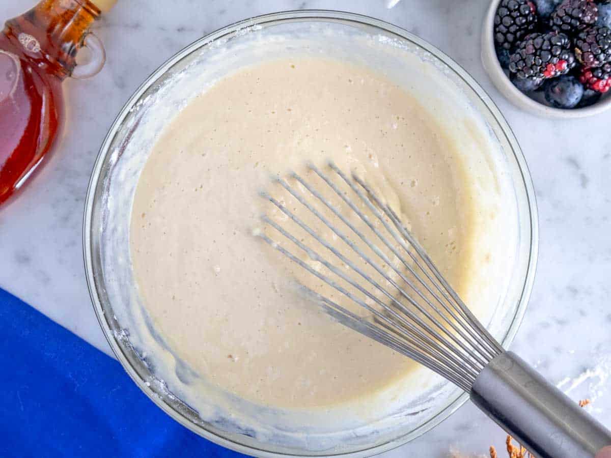 Pastella per pancake in una ciotola di vetro.