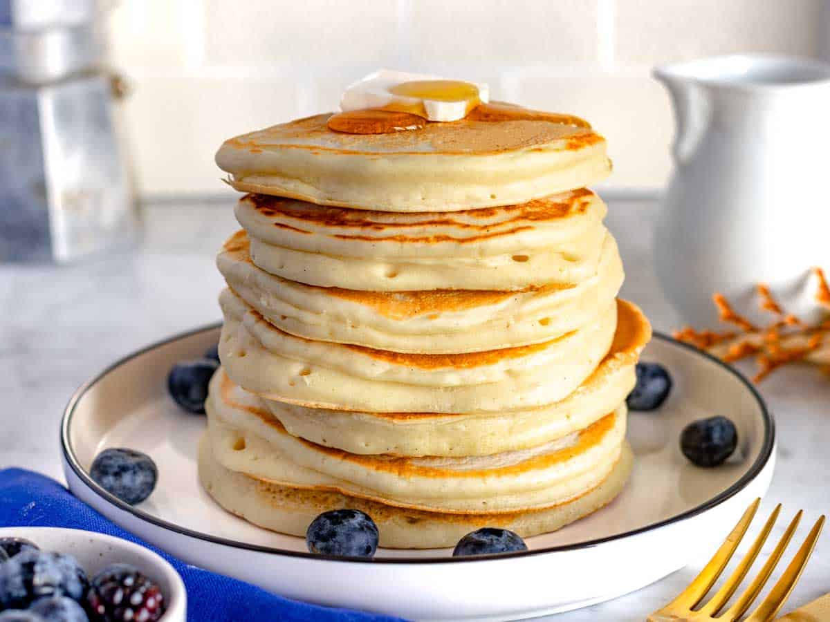 Pancake sul piatto bianco con mirtilli.