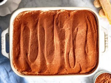 Tiramisù pronto per essere mangiato.
