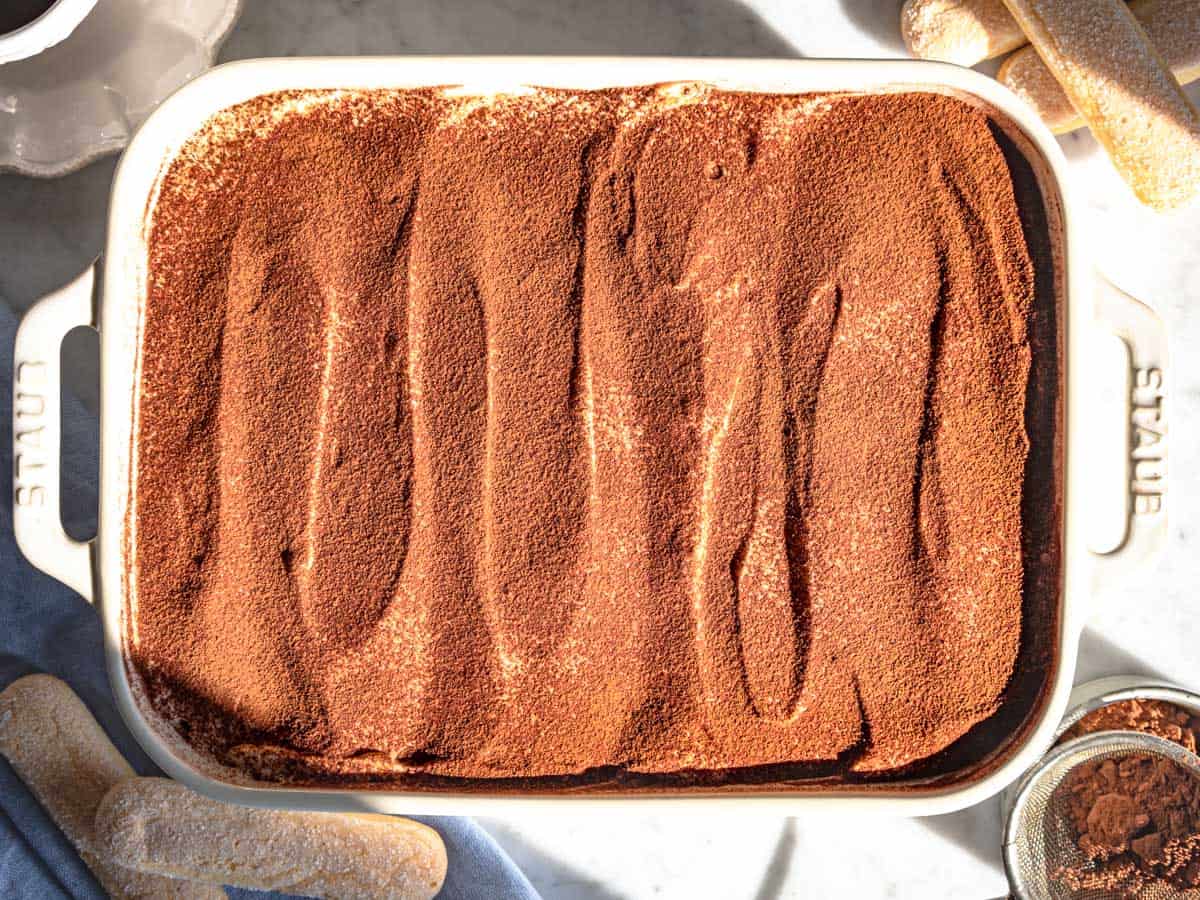 Tiramisù pronto per essere mangiato.