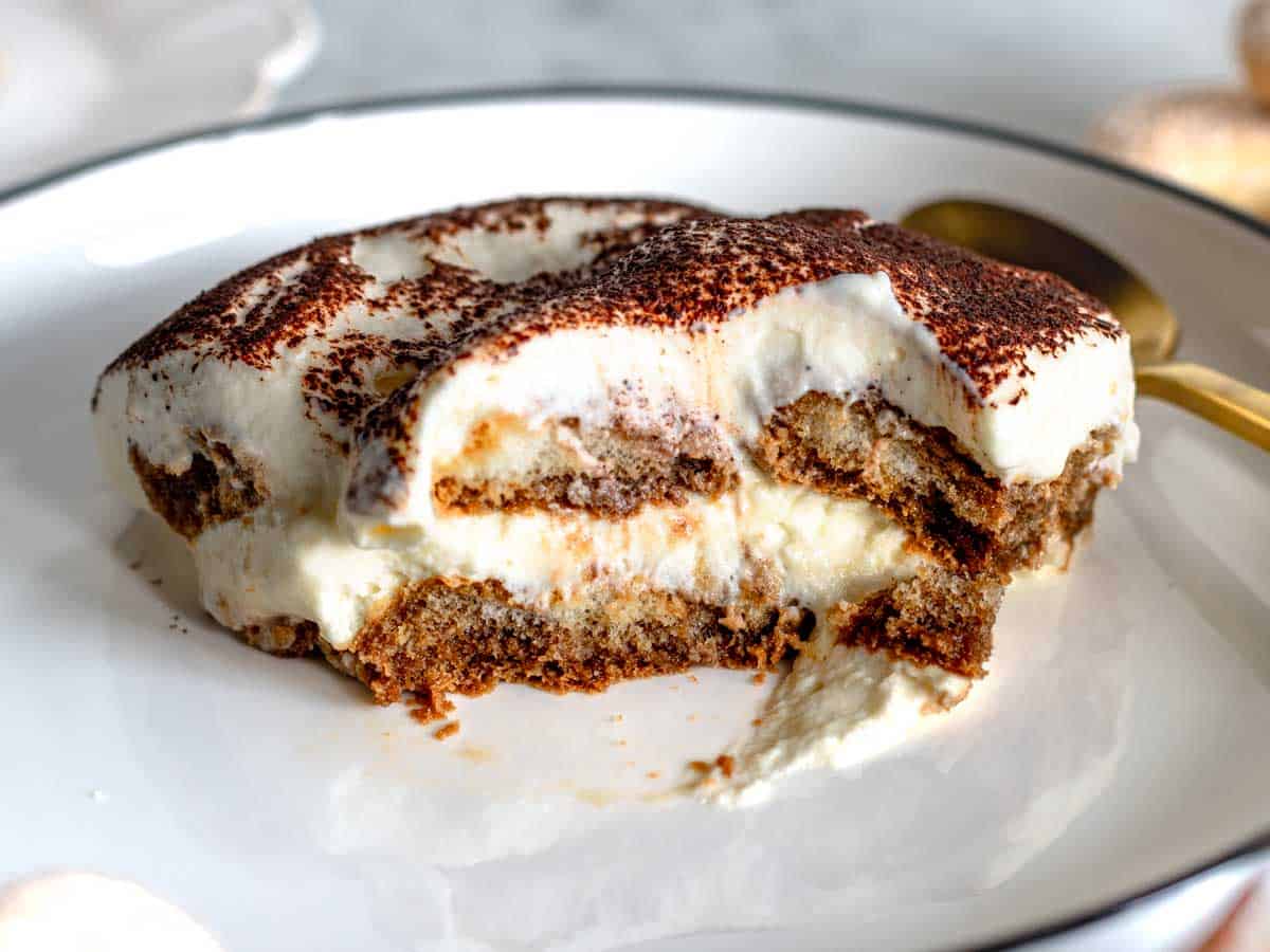 Una porzione di tiramisù.