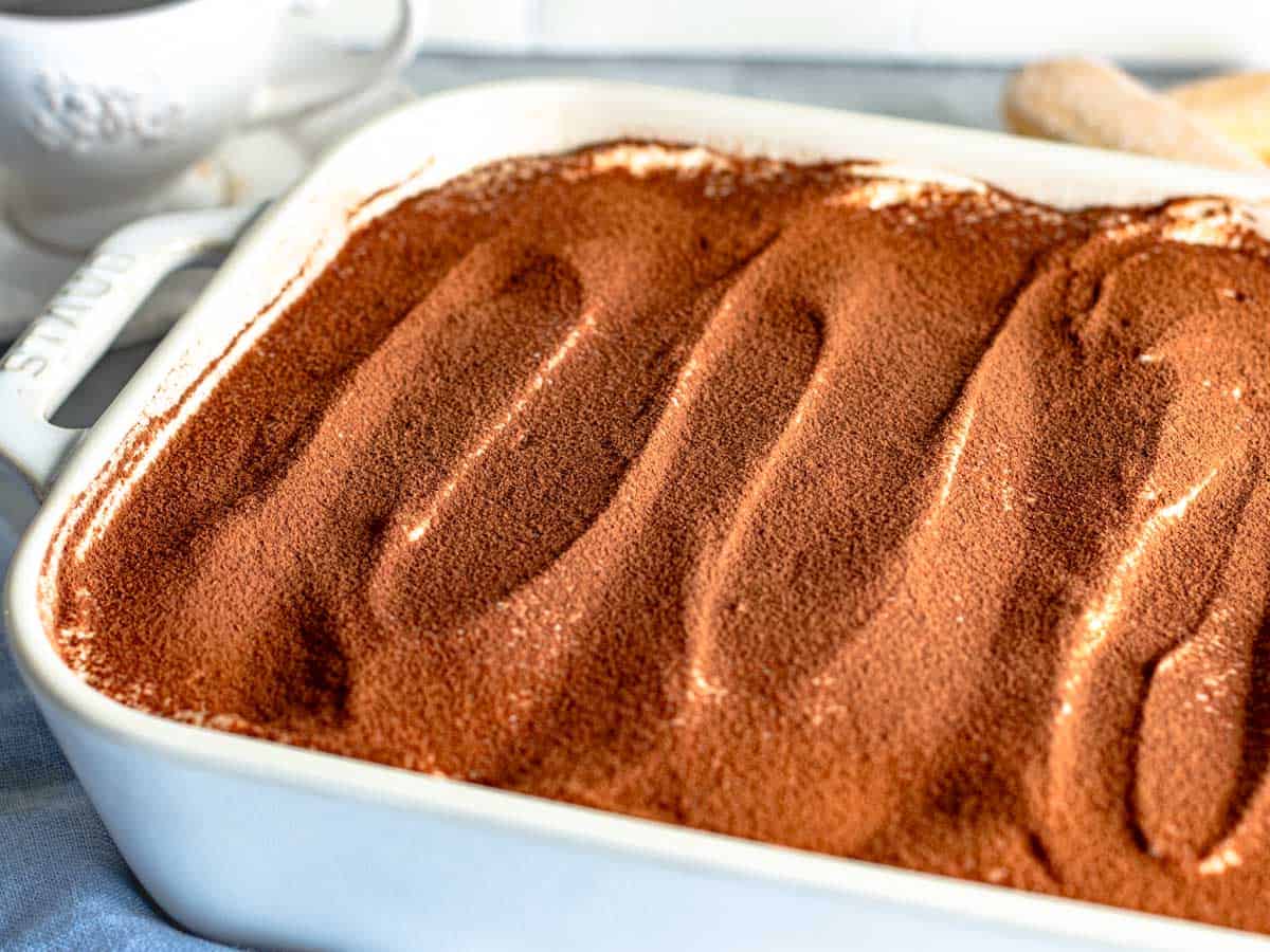 Tiramisù classico in una pirofila rettangolare.