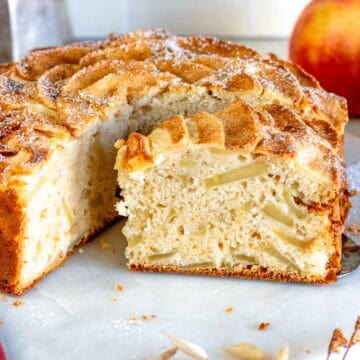 Una fetta di torta di mele.
