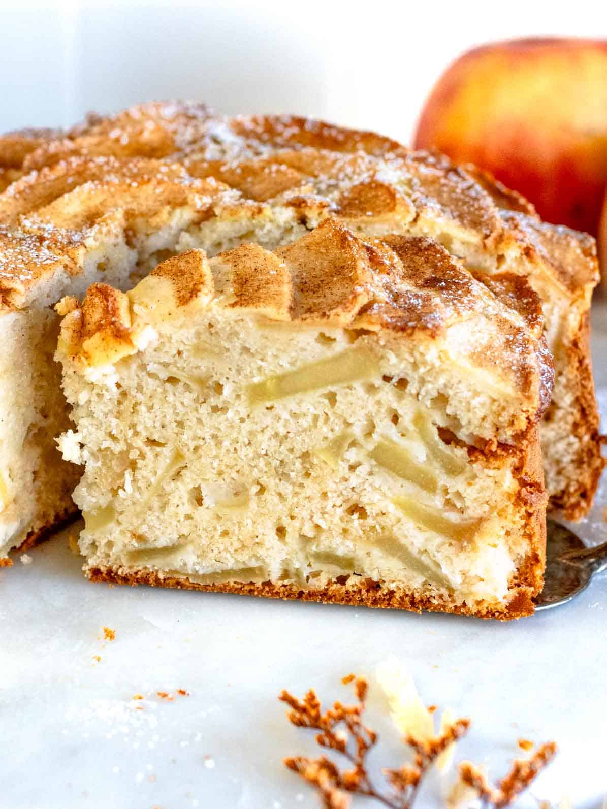 Una fetta alta di torta di mele.