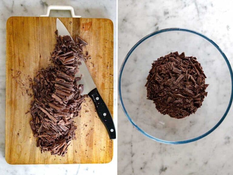Cioccolato fondente tagliato a scaglie e raccolto in una ciotola.