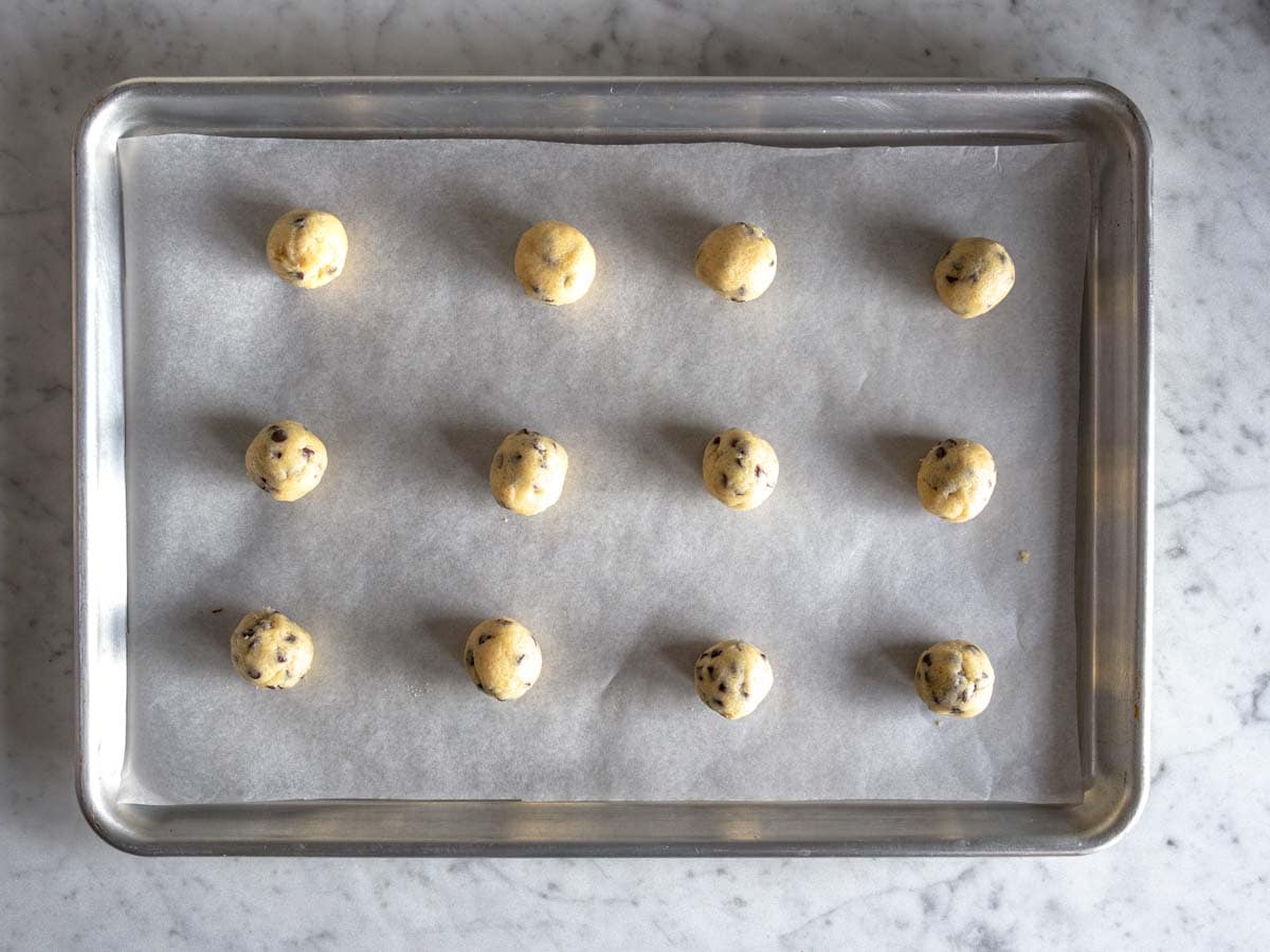 Palline di impasto per i crumbl cookies.