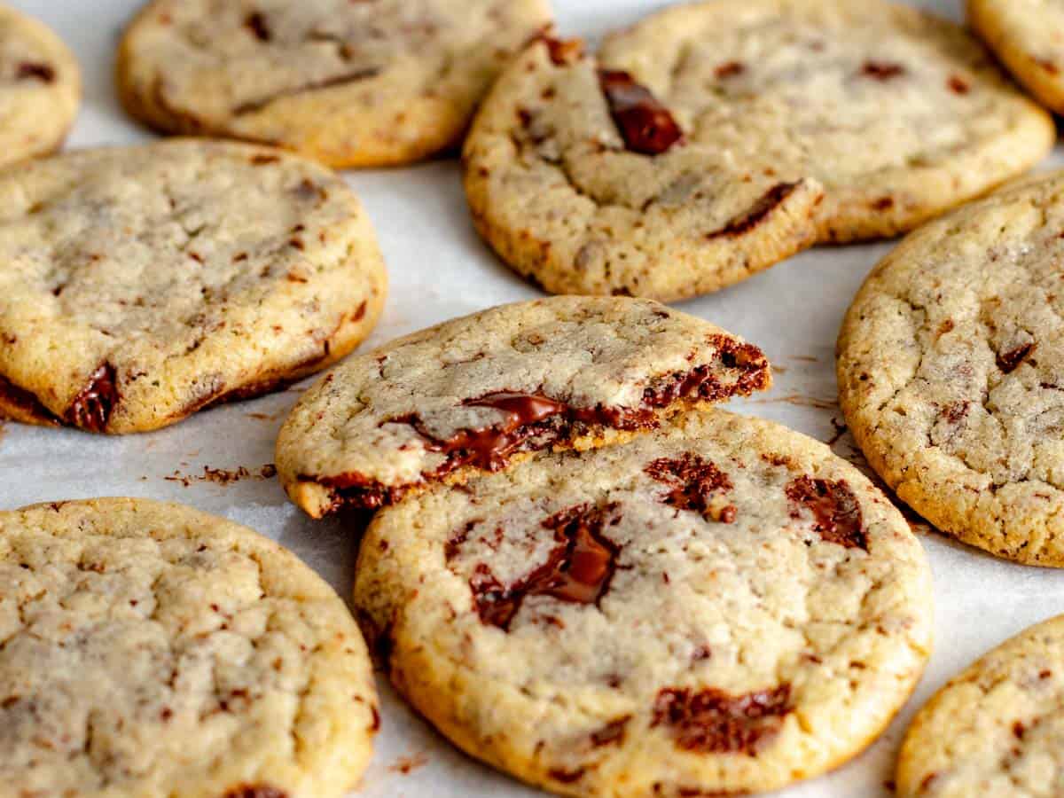 Cookies pieni di cioccolato fuso.
