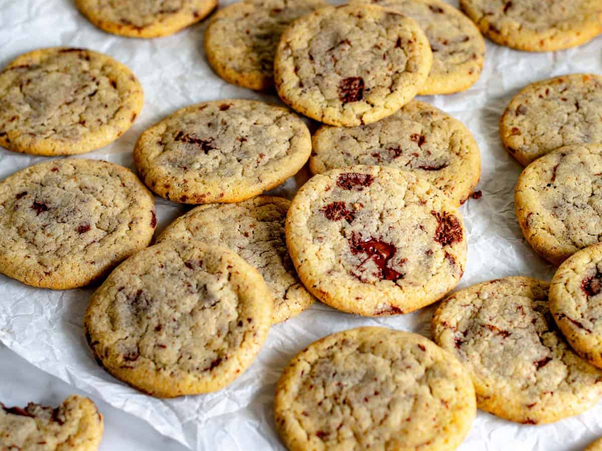 Cookies dopo la cottura con cioccolato fuso.
