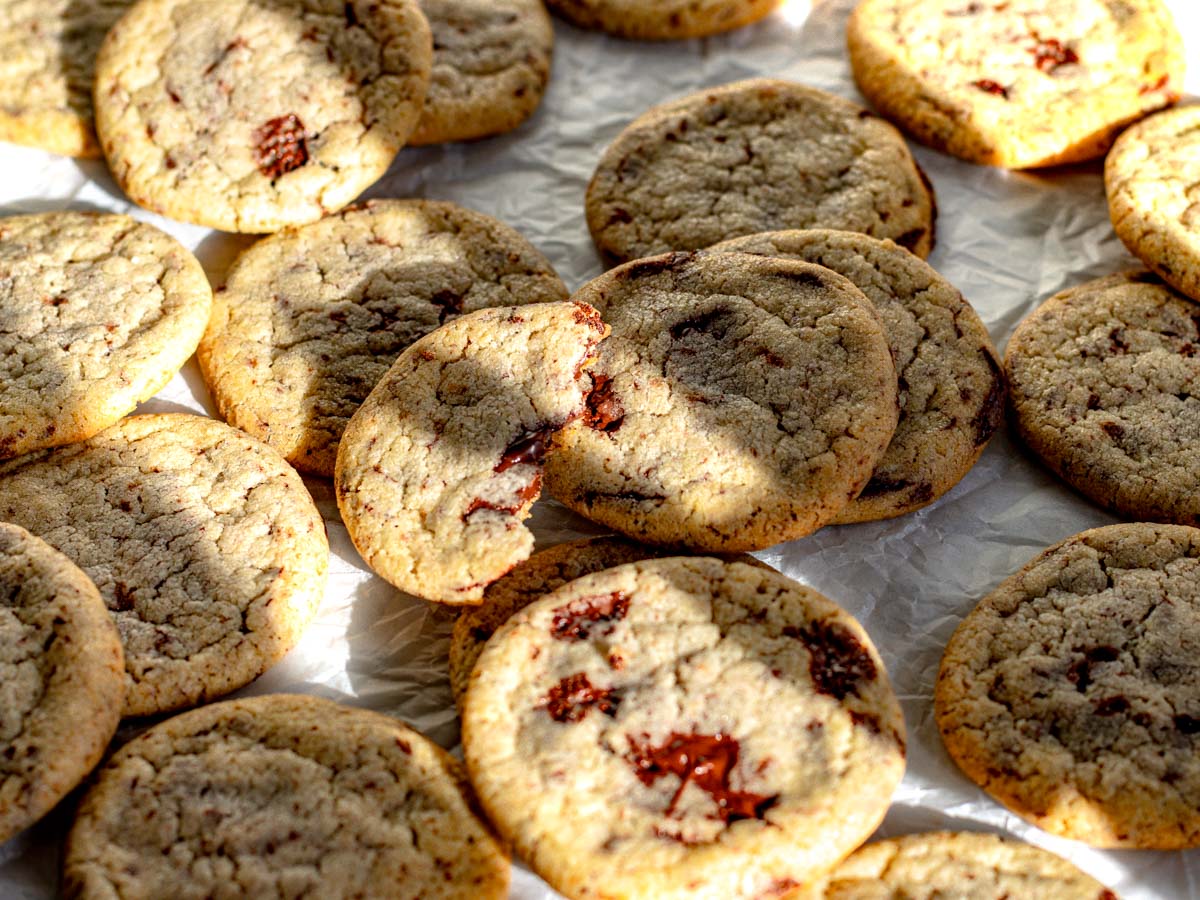 Cookies al cioccolato a raffreddare su una teglia.