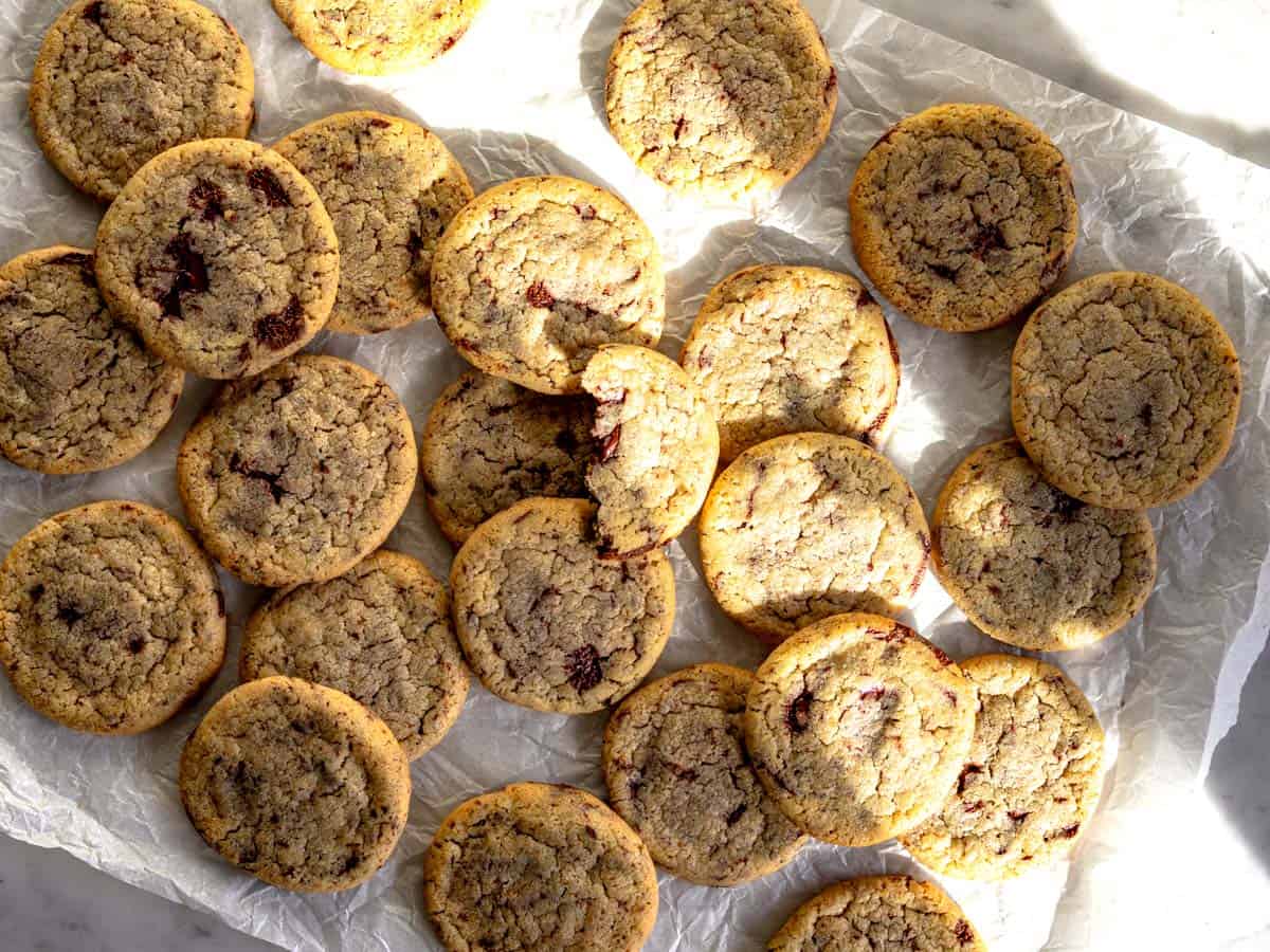 Tanti cookies al cioccolato su un vassoio.
