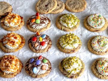 Crumbl cookies con panna e topping.