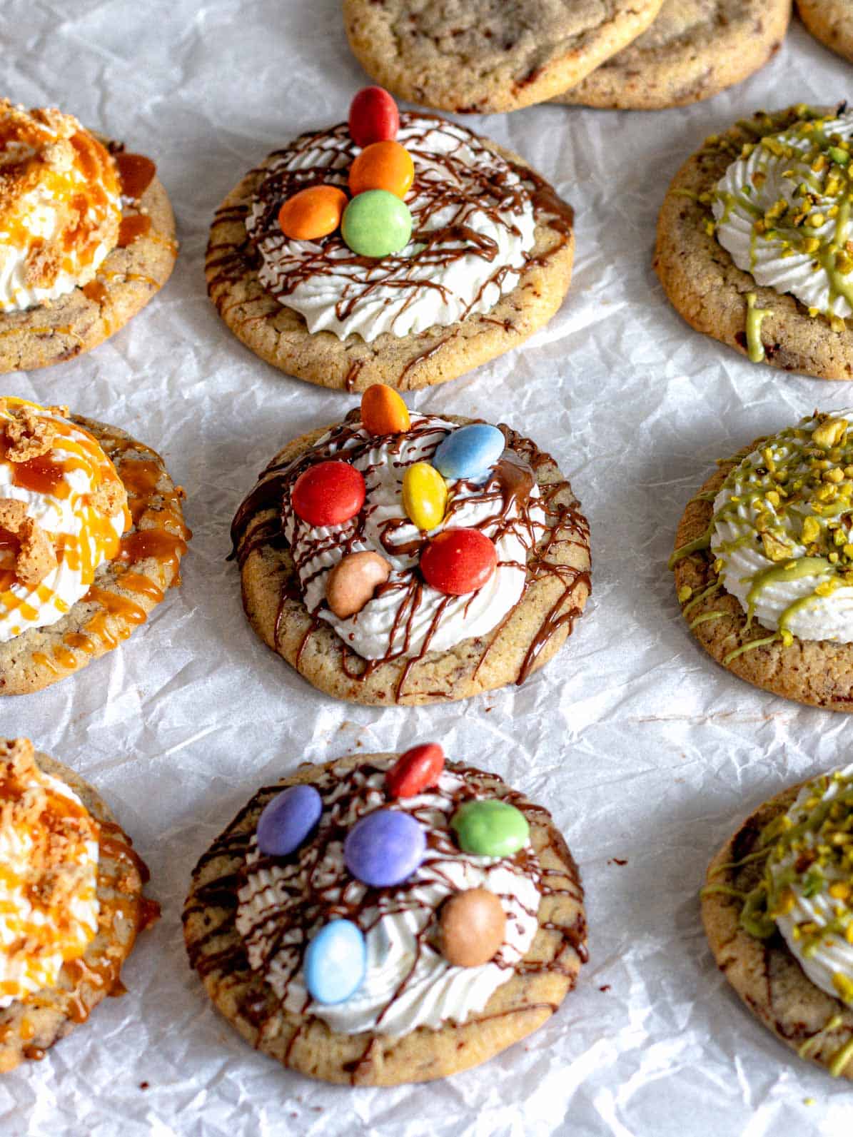Crumbl cookies con panna, caramello salato e smarties.