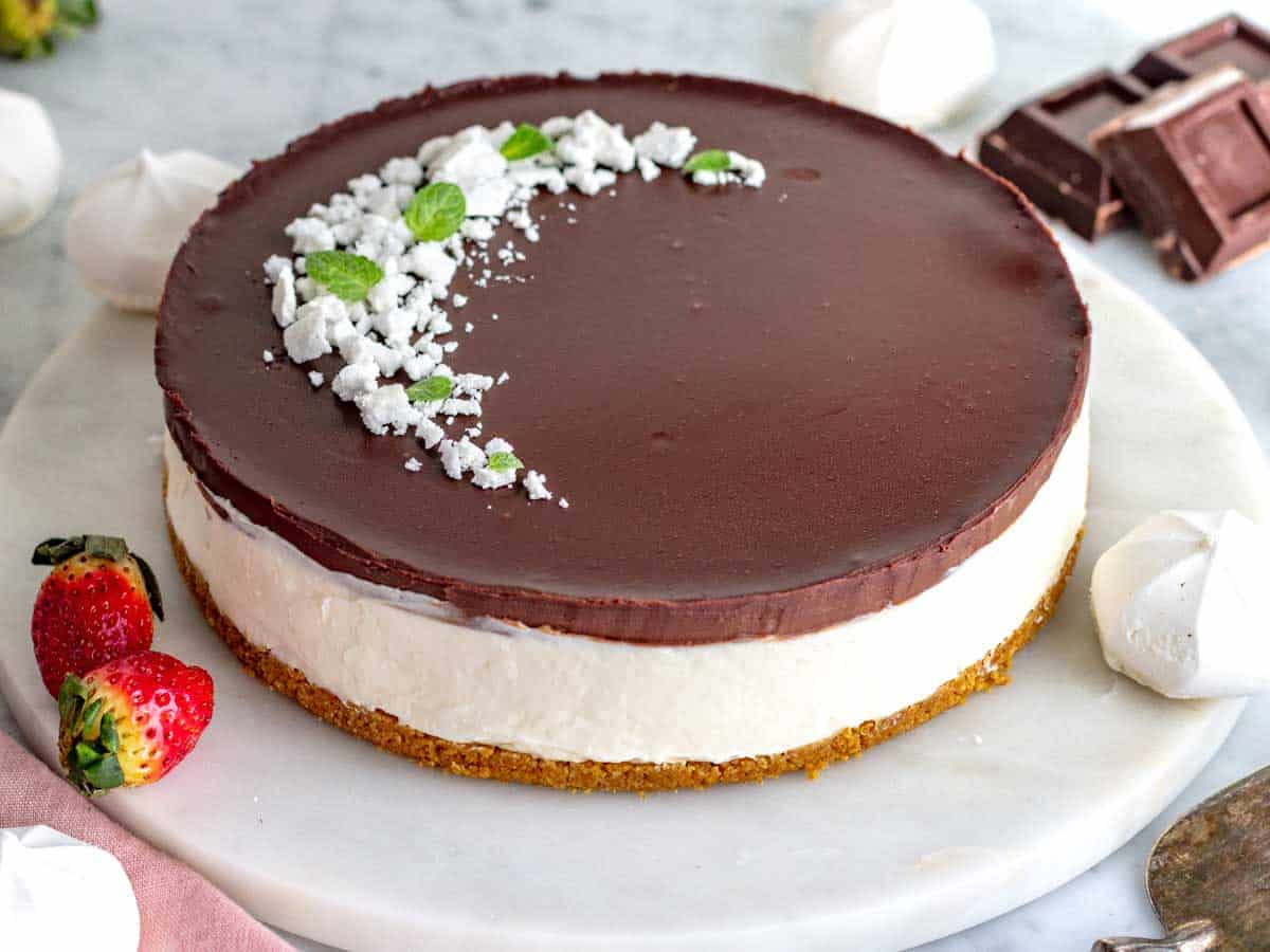 Cheesecake fredda con ganache al cioccolato.