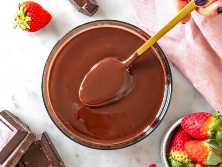 Ganache al cioccolato lucida e vellutata.