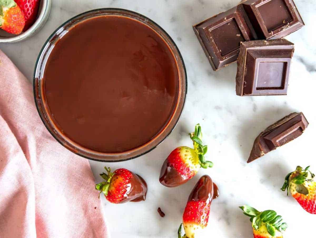 Fragole glassate con ganache al cioccolato.