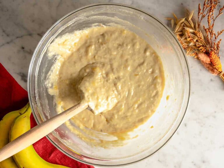 Impasto per il banana bread in una ciotola.