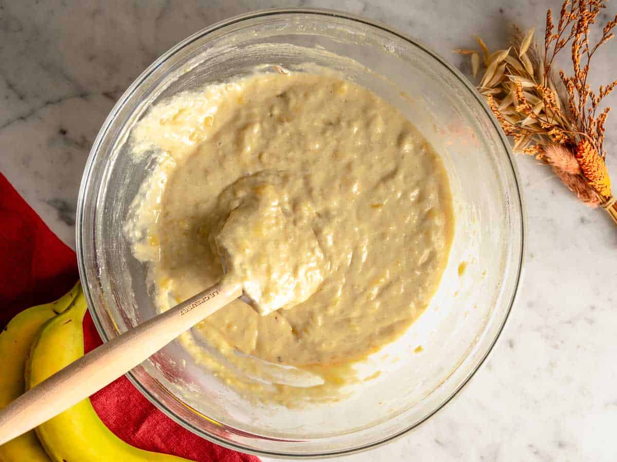 Impasto per il banana bread in una ciotola.