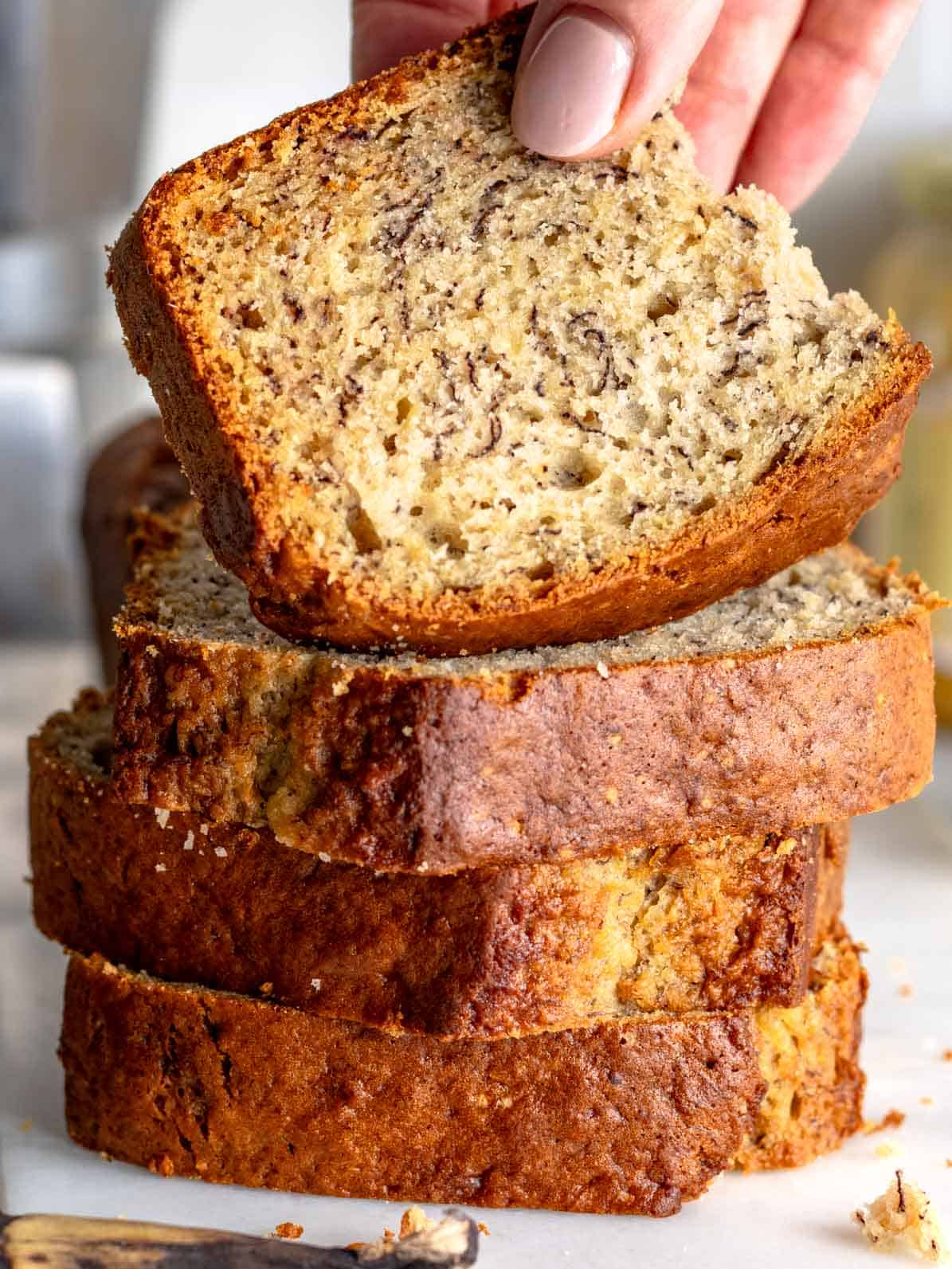 Fette di banana bread e una mano.