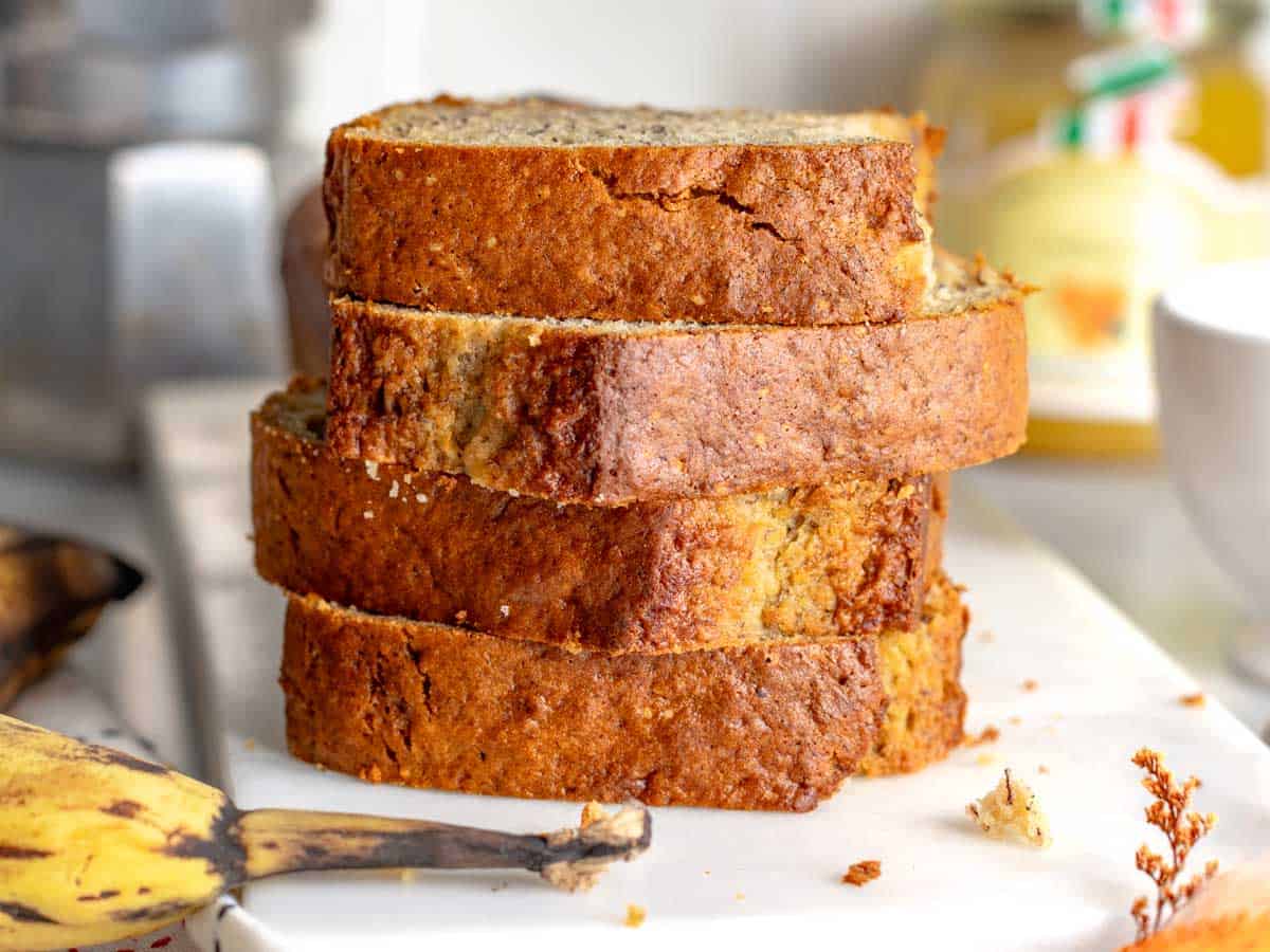 Fette di banana bread una sopra l'altra.