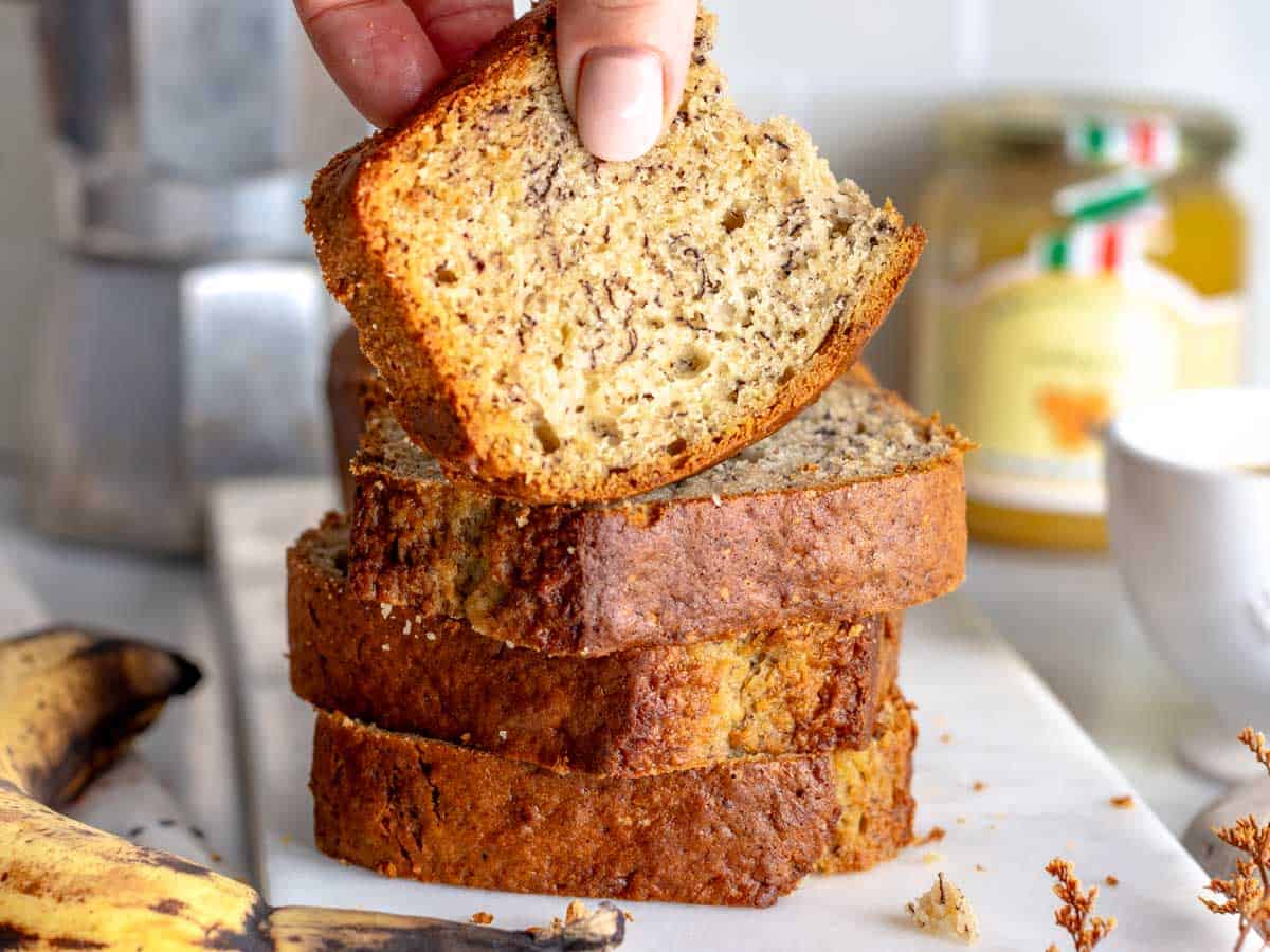 Louise che prende una fetta di banana bread.
